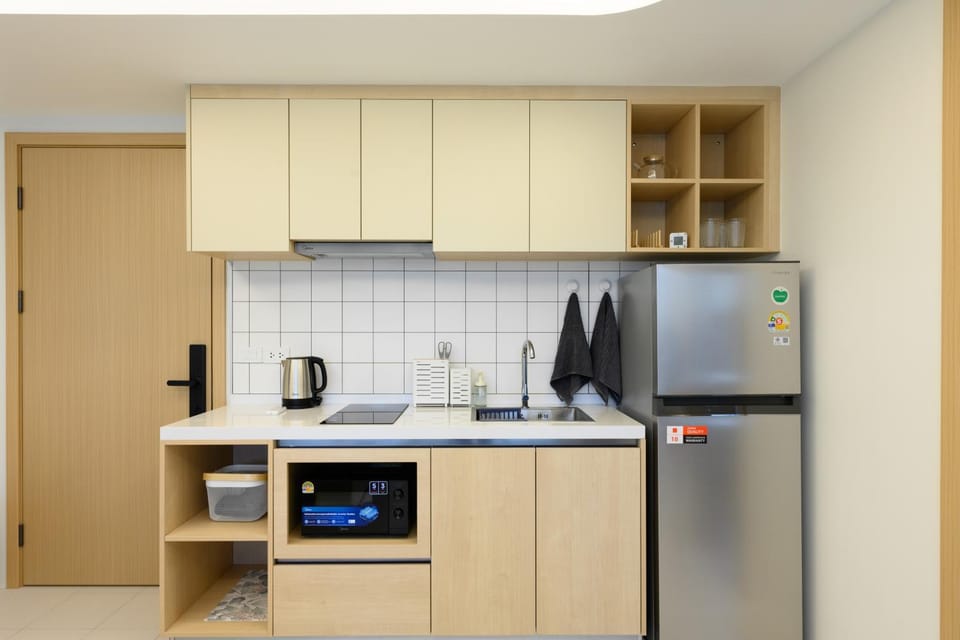 Coffee/tea facilities, Kitchen or kitchenette, oven, stove