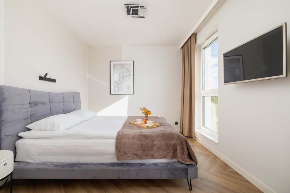 Bed, TV and multimedia, Photo of the whole room, Bedroom, towels