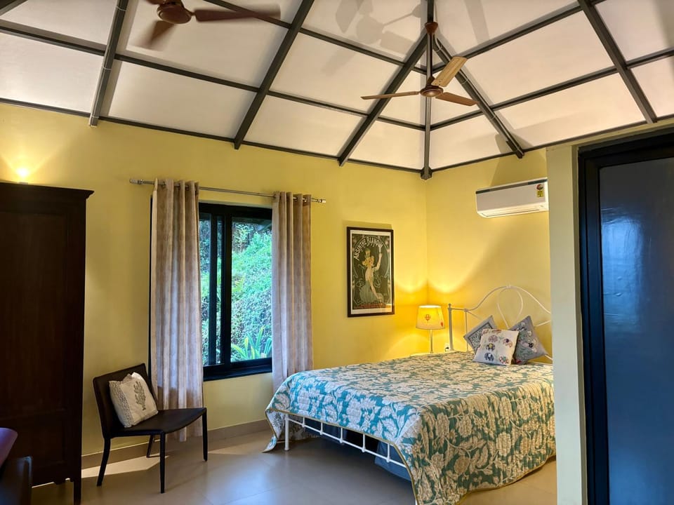 Photo of the whole room, air conditioner