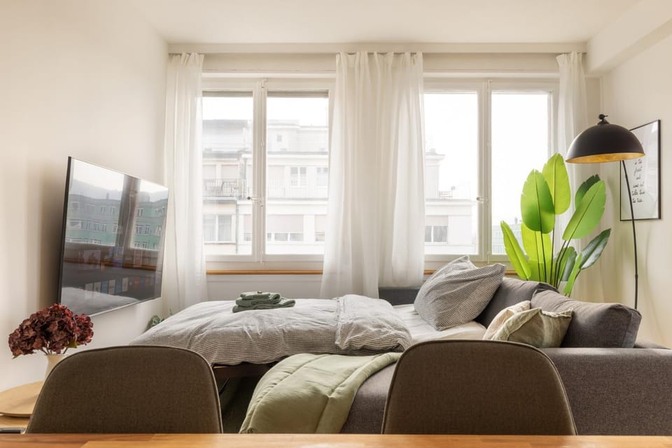 Bed, TV and multimedia, Living room