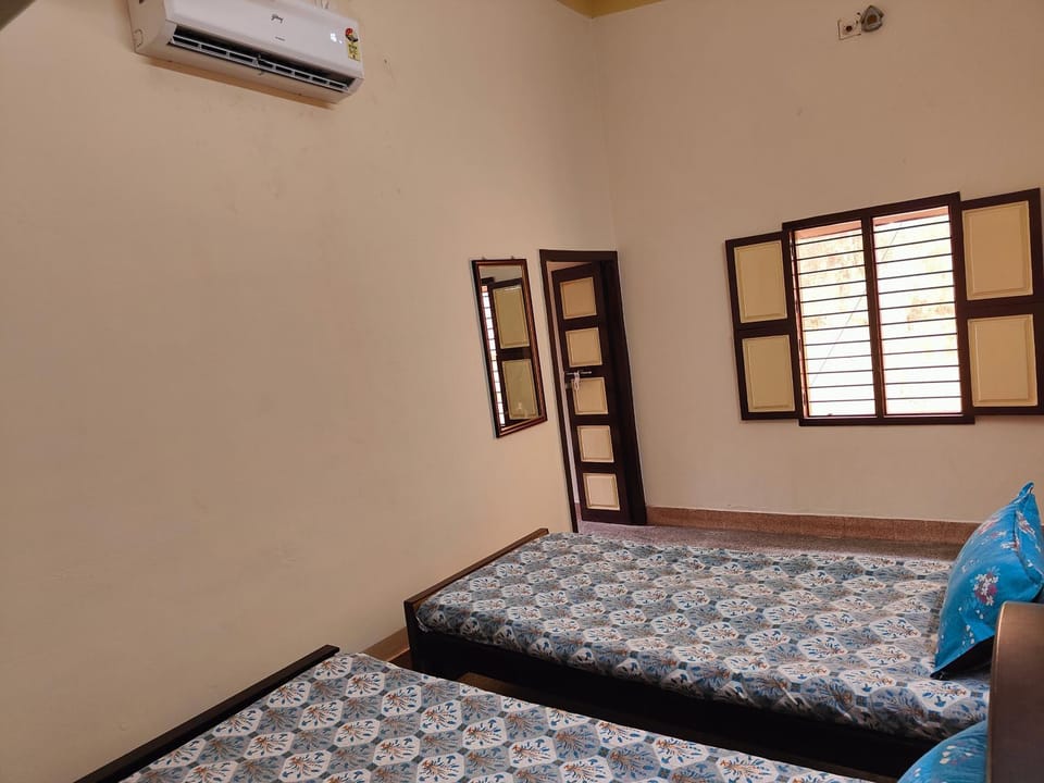 Bed, Photo of the whole room, air conditioner