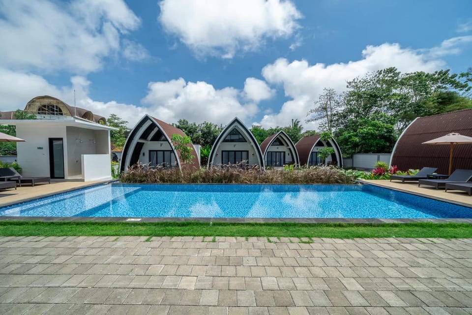 Property building, Garden, Pool view, Swimming pool, sunbed