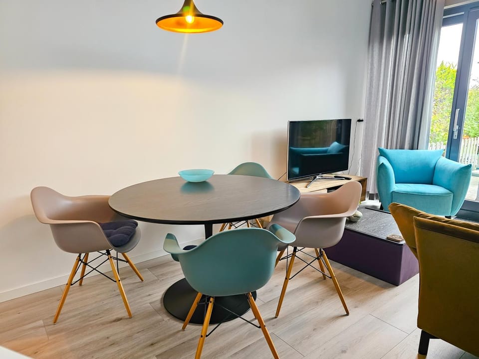 TV and multimedia, Seating area, Dining area