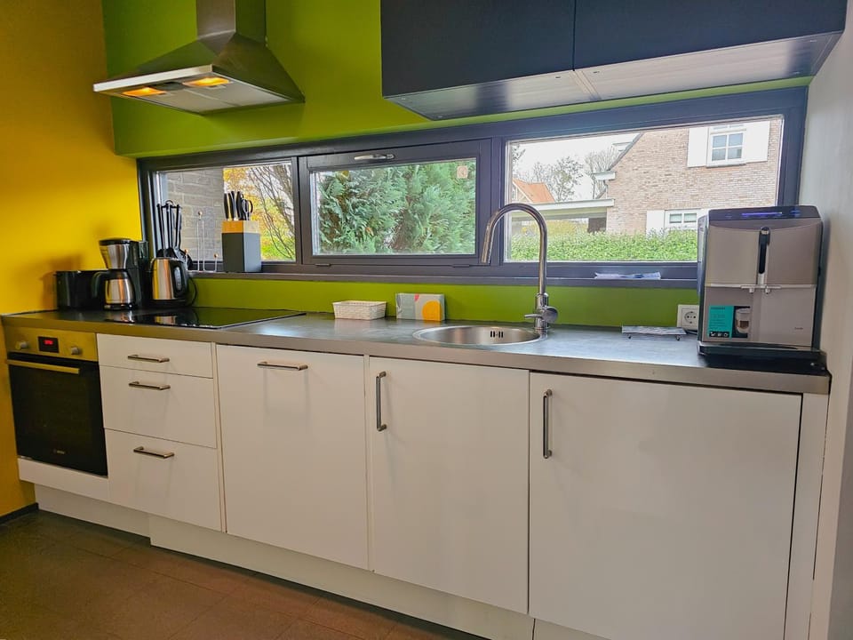 Coffee/tea facilities, Kitchen or kitchenette, dishwasher, oven, stove