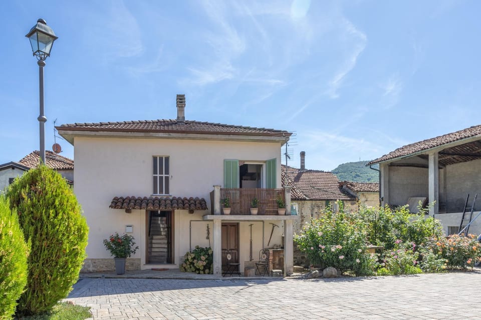 Vita Lenta tra le Rose di Alta Langa House in Piedmont
