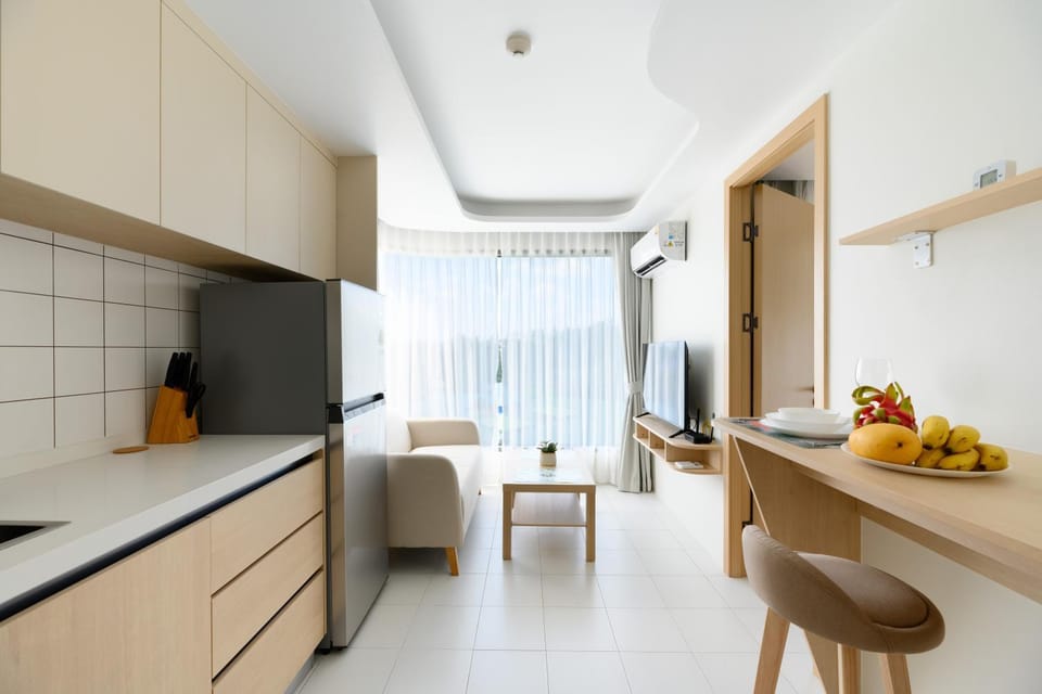 TV and multimedia, Kitchen or kitchenette, Living room, Food and drinks, Seating area, Dining area, Food