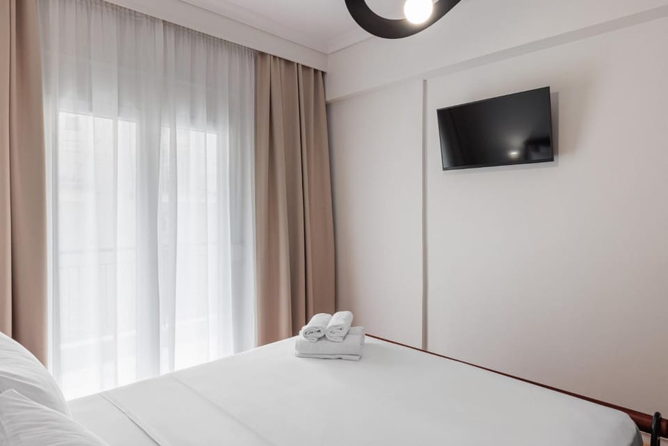 Bed, TV and multimedia, Bedroom