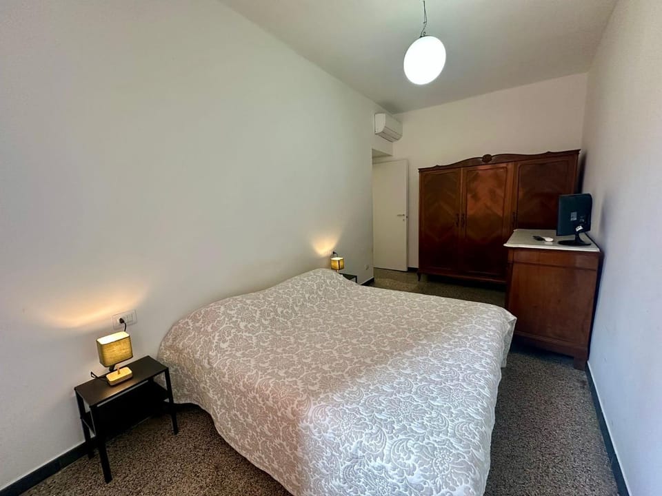 Bed, TV and multimedia, Photo of the whole room, Bedroom, hair dresser, wardrobe