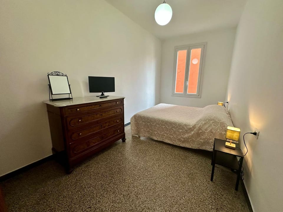 Bed, TV and multimedia, Photo of the whole room, Bedroom, hair dresser