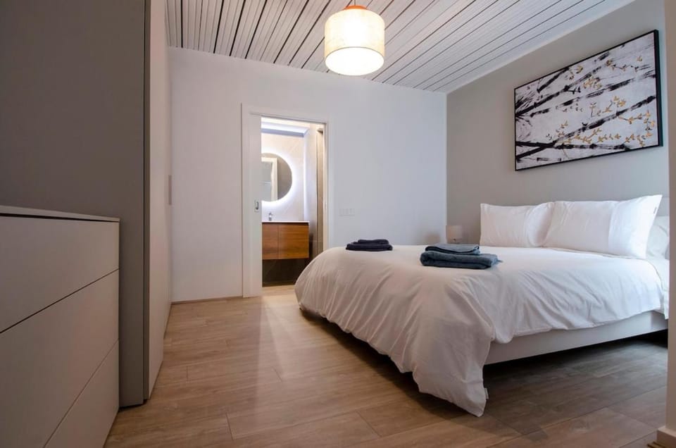 Bed, Bedroom, towels, wardrobe