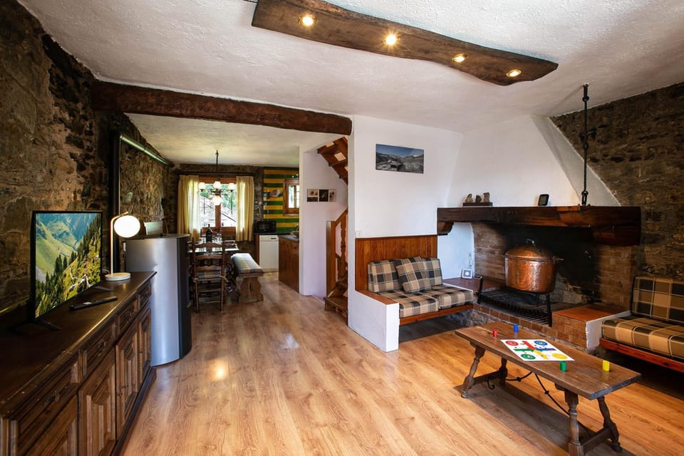 Communal lounge/ TV room, TV and multimedia, Living room, Seating area, Dining area