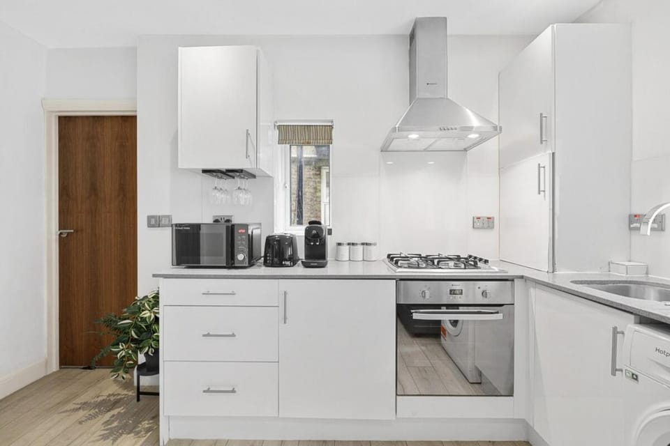 Coffee/tea facilities, Kitchen or kitchenette, stove, toaster