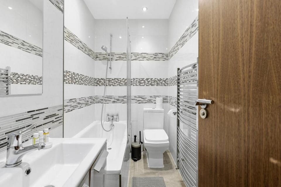Shower, Toilet, Bathroom, Bath
