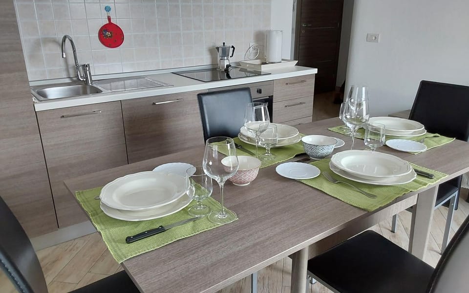 Kitchen or kitchenette, Dining area