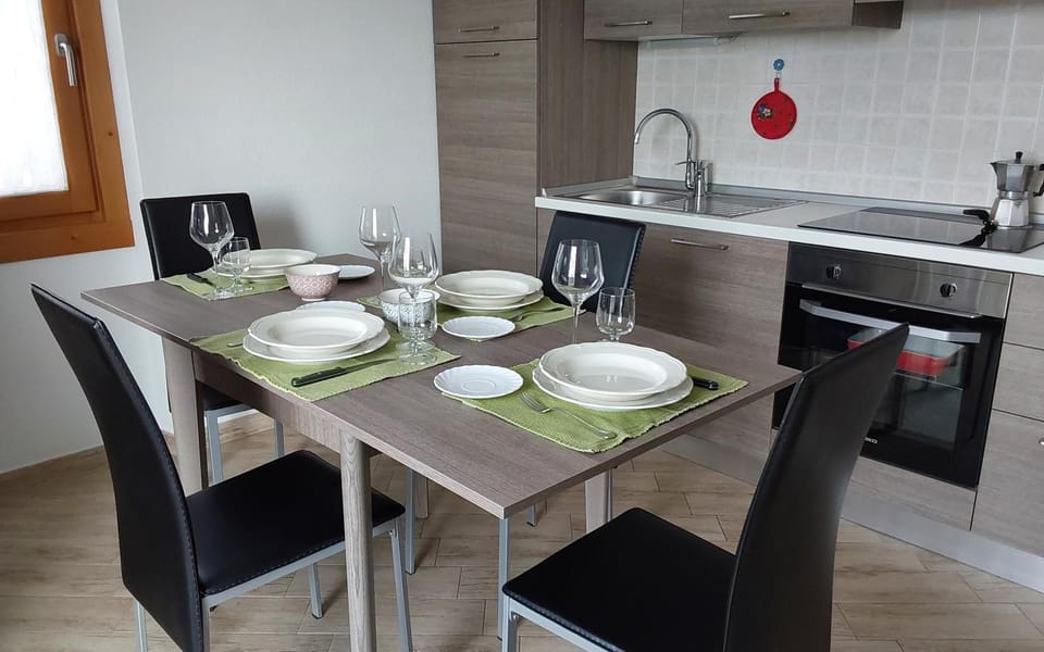 Kitchen or kitchenette, Dining area