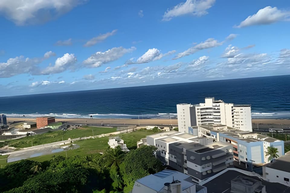 Linda vista-mar em prédio familiar Apartment in Salvador