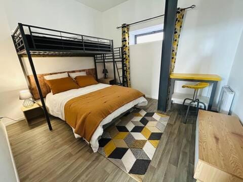 Bedroom, bunk bed