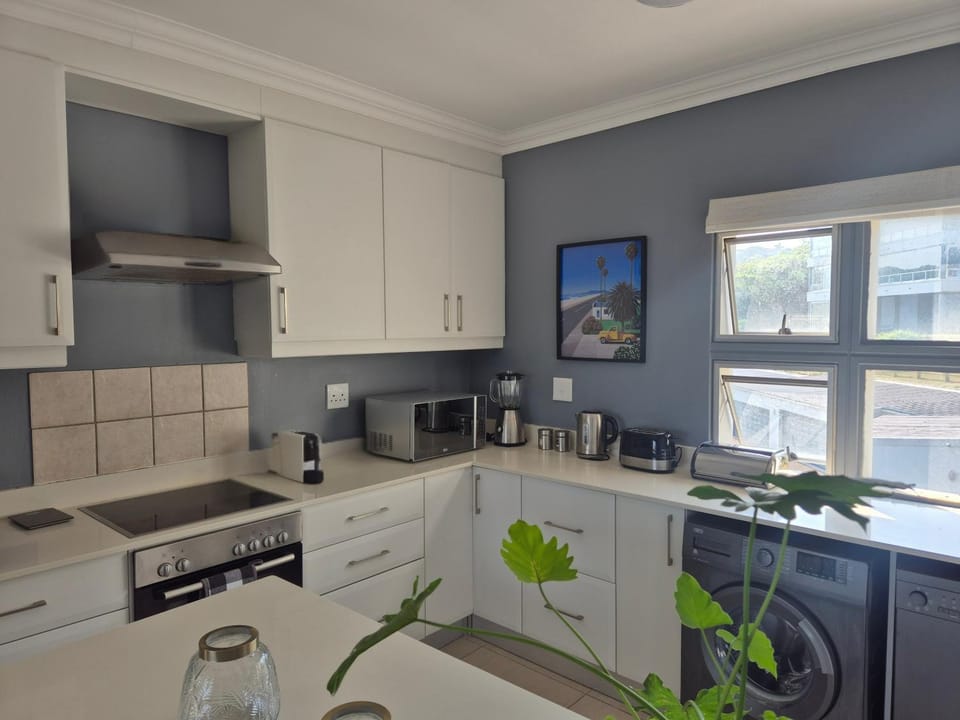 Coffee/tea facilities, Kitchen or kitchenette, dishwasher, microwave, stove, toaster, washing machine