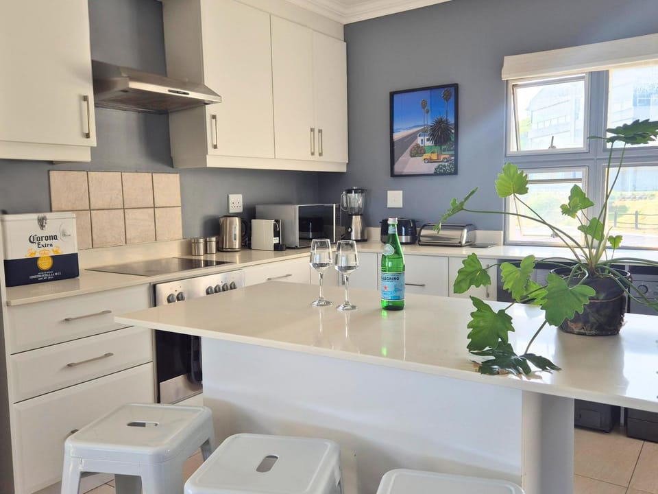 Coffee/tea facilities, Kitchen or kitchenette, Dining area, dishwasher, oven, stove, toaster