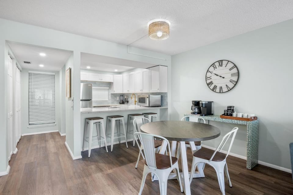 Bay Oaks E-93 Apartment in Siesta Beach