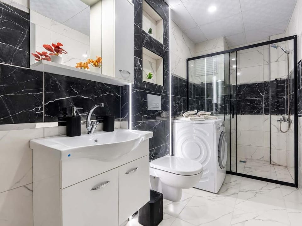 Shower, Toilet, Bathroom, towels