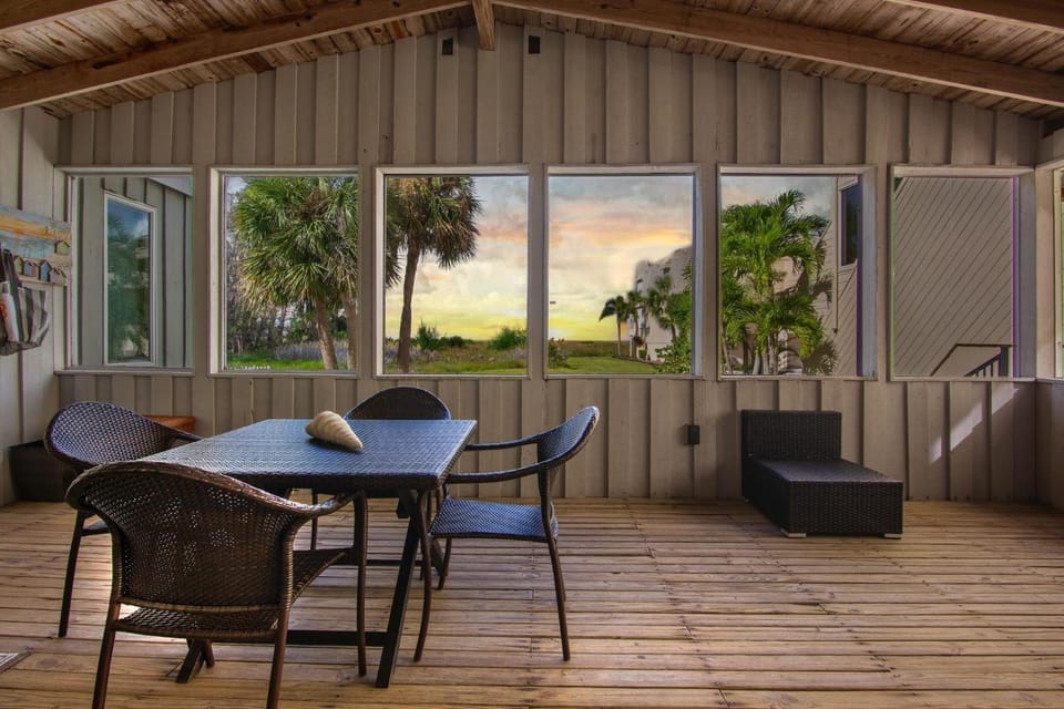 Coastal Cottage House in Siesta Beach