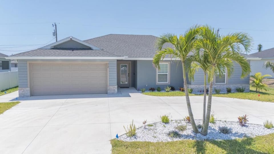 Luxury Stay by Kathy NEW POOL House in Cape Coral