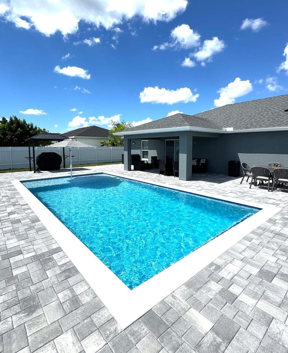 Luxury Stay by Kathy NEW POOL House in Cape Coral