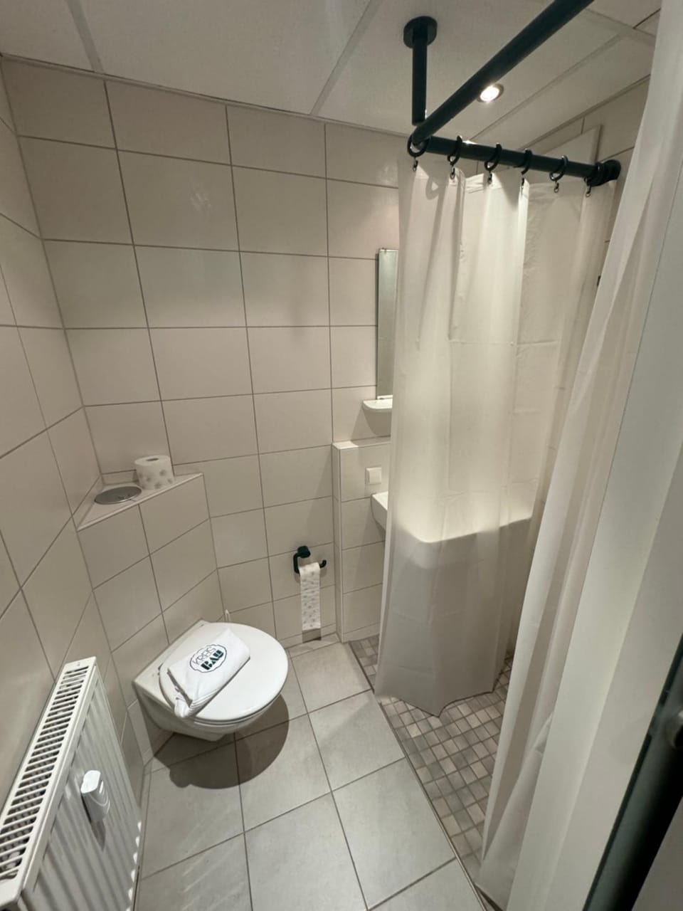 Shower, Toilet, Bathroom, towels