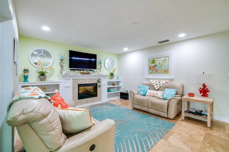 Outdoor Oasis w/ Bar & Lanai: Tavares Escape House in Tavares
