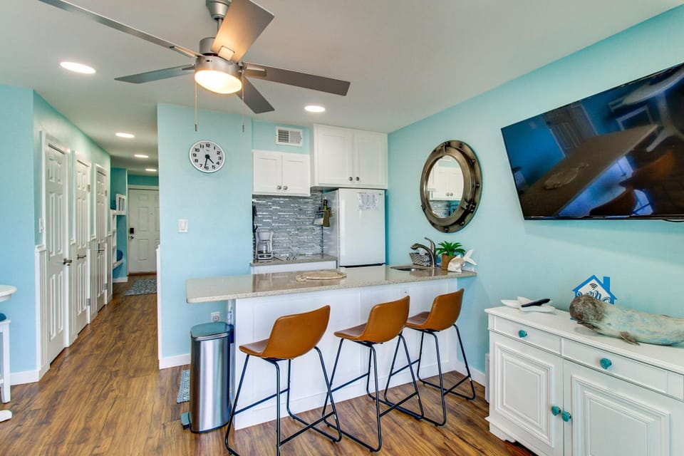 Balcony w/ Ocean View! North Beach 2nd-Floor Condo House in Nueces County