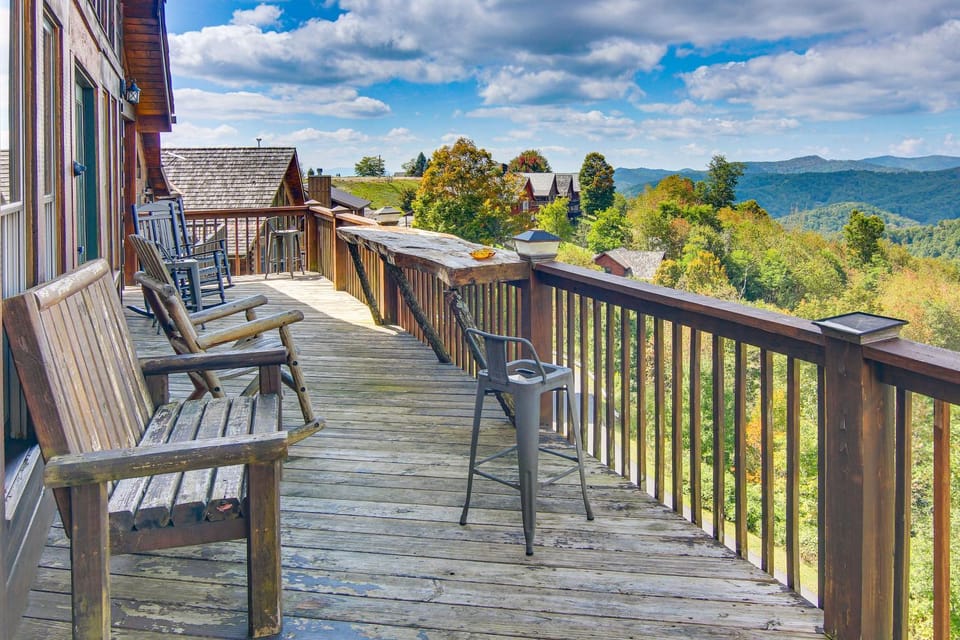 Ski & Hike: Mars Hill Mountaintop Cabin w/ Views Cabin in Tennessee