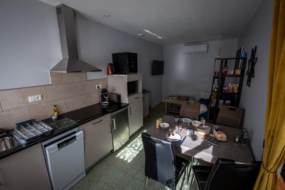 TV and multimedia, Kitchen or kitchenette, Dining area, stove
