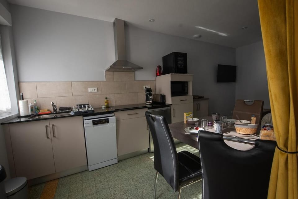 Kitchen or kitchenette, Dining area, dishwasher, pet friendly