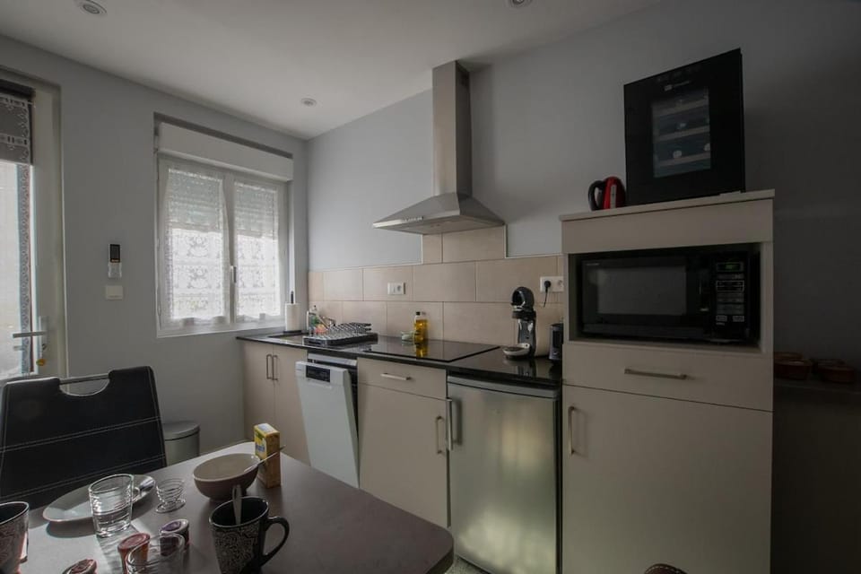 Coffee/tea facilities, Kitchen or kitchenette, dishwasher, stove