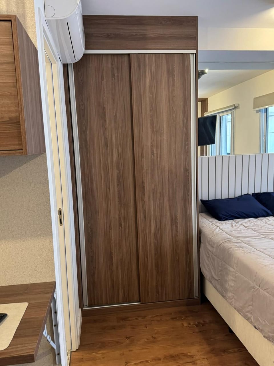 Photo of the whole room, Bedroom