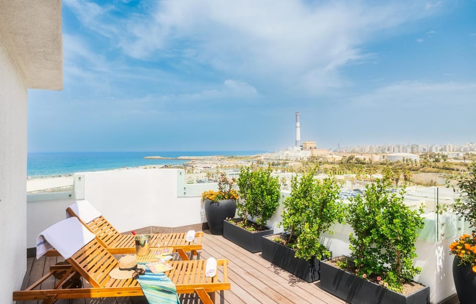 View (from property/room), Balcony/Terrace, City view, Sea view