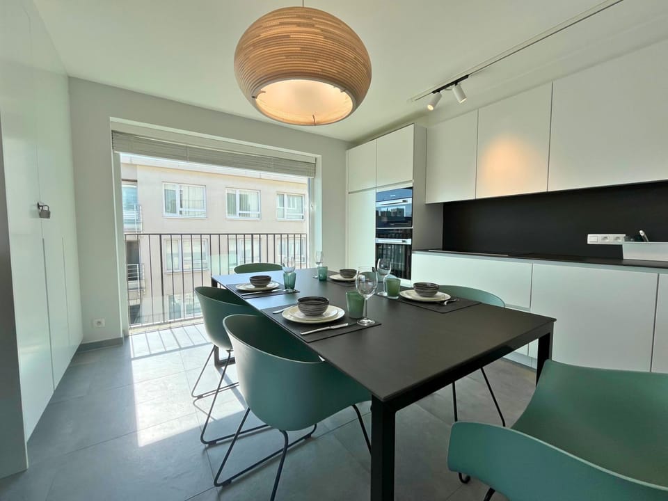 Kitchen or kitchenette, Dining area, minibar, stove