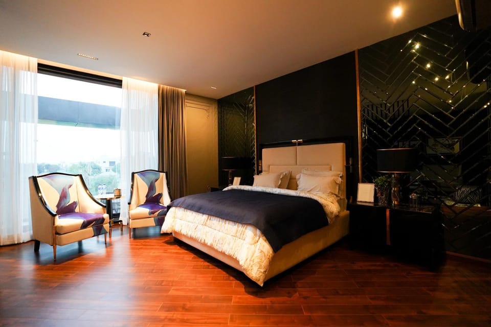 Bed, Living room, Photo of the whole room, Seating area, Bedroom