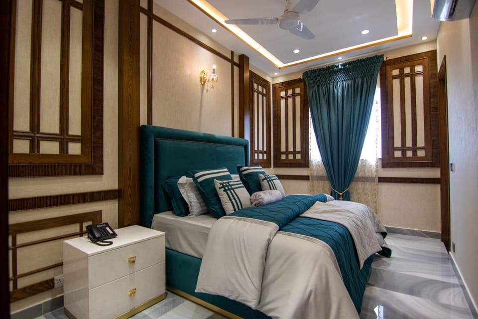 Bed, Photo of the whole room, Bedroom, fireplace, air conditioner