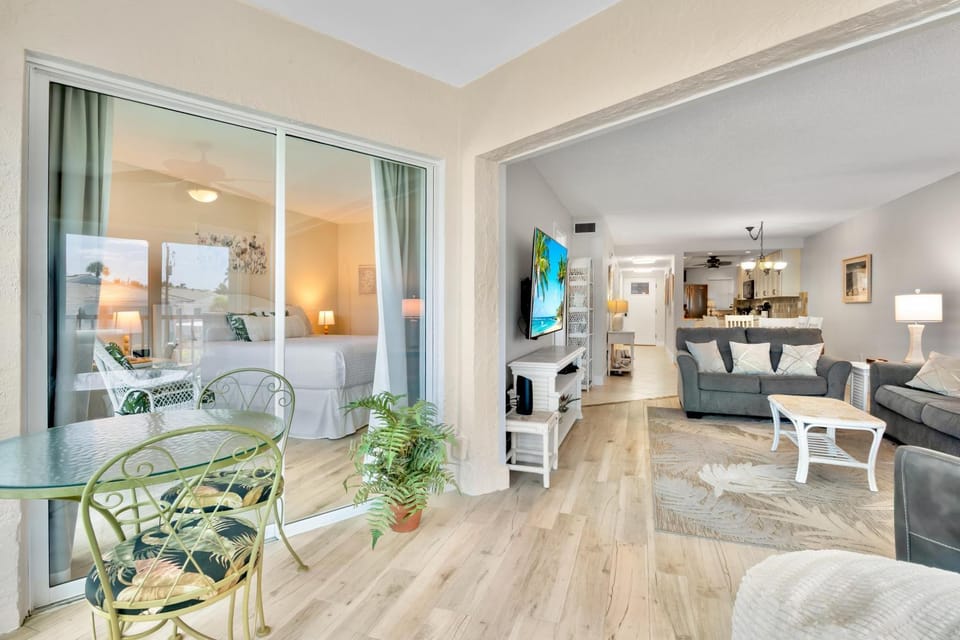 The Twins Hideaway at Sun Plaza West Apartment in Holmes Beach