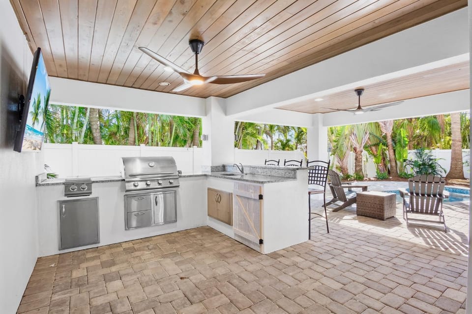 Coconut Breeze Estate House in Anna Maria Island