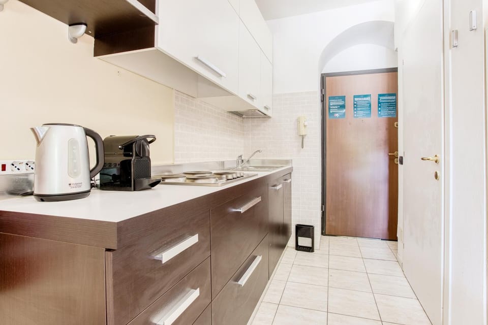 Coffee/tea facilities, Kitchen or kitchenette, stove