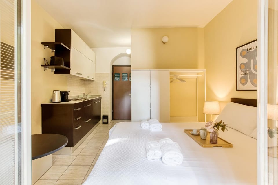 Bed, Kitchen or kitchenette, Photo of the whole room, towels