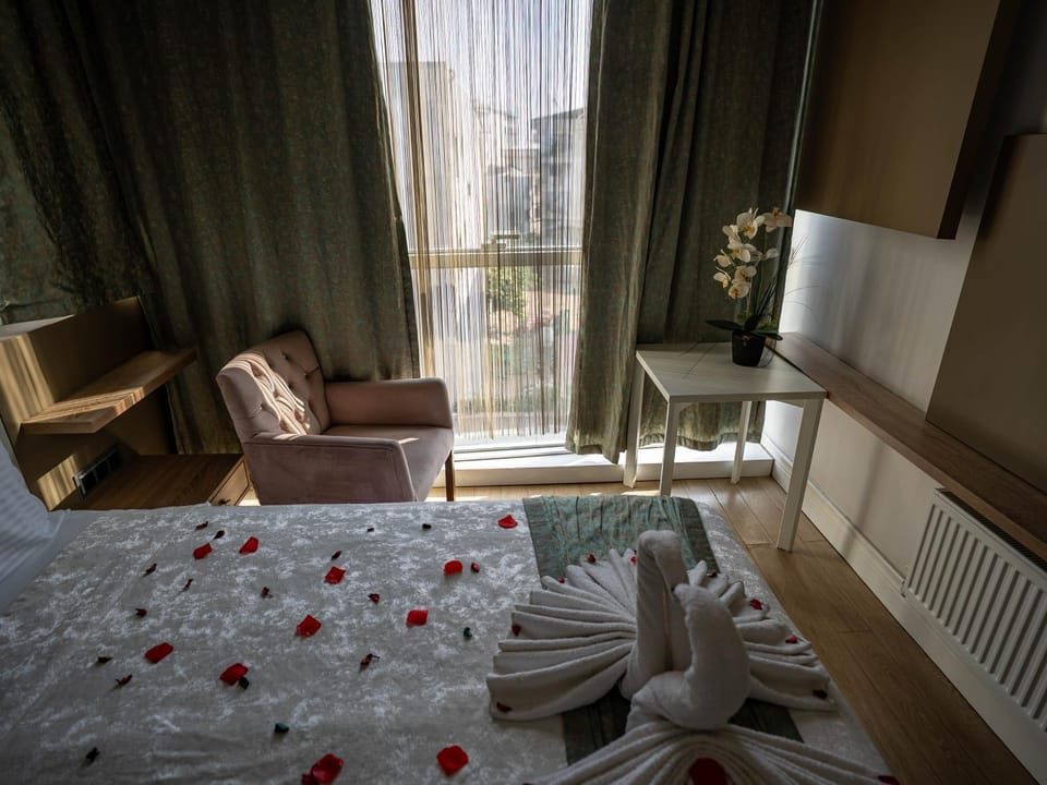 Bed, Seating area, internet, air conditioner