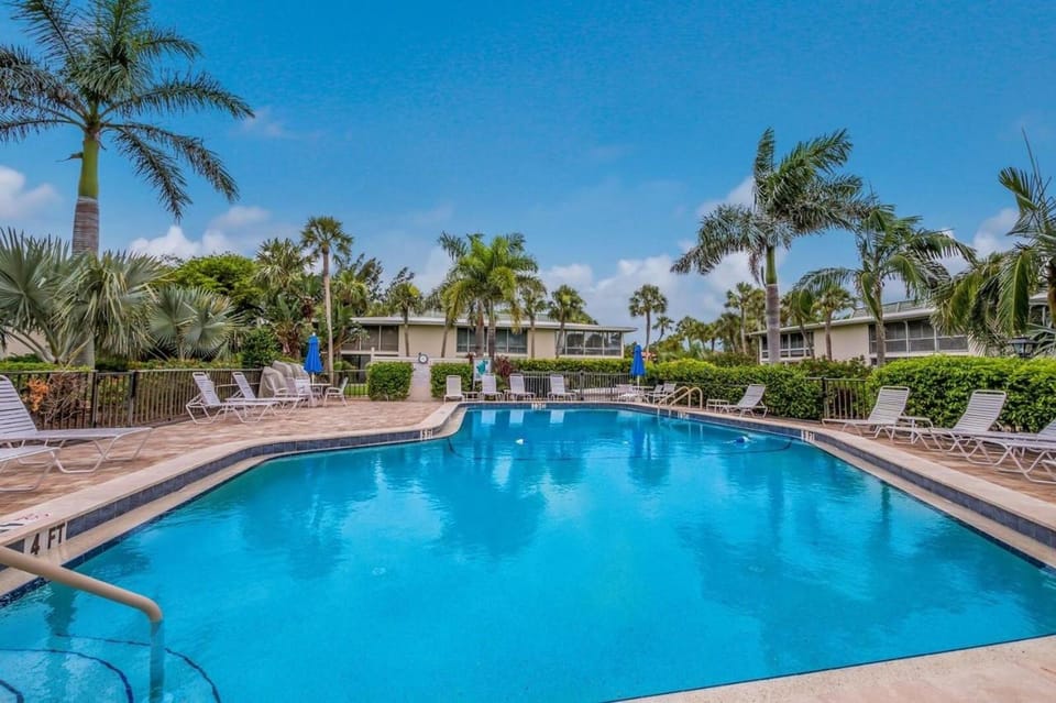 Beachy Butterfly Apartment in Holmes Beach