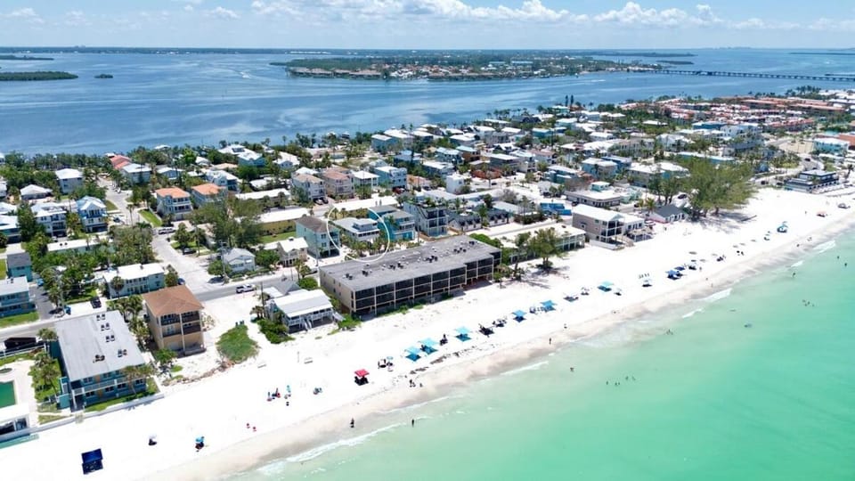 Beach Sunrise and Sunset Villas House in Bradenton Beach