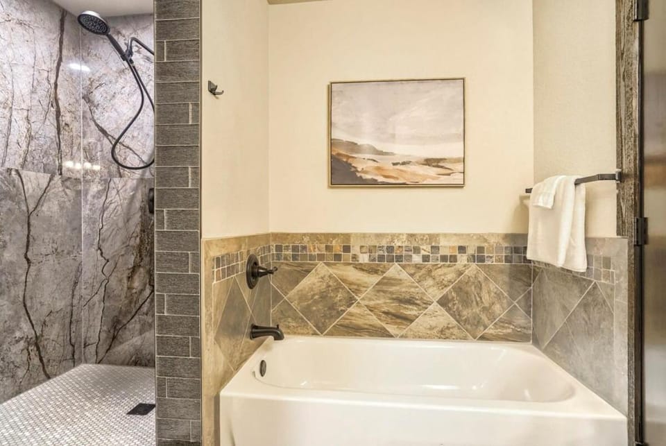 Pinewood Treehouse King Suite Scenic Worksation Inn in Old Colorado City