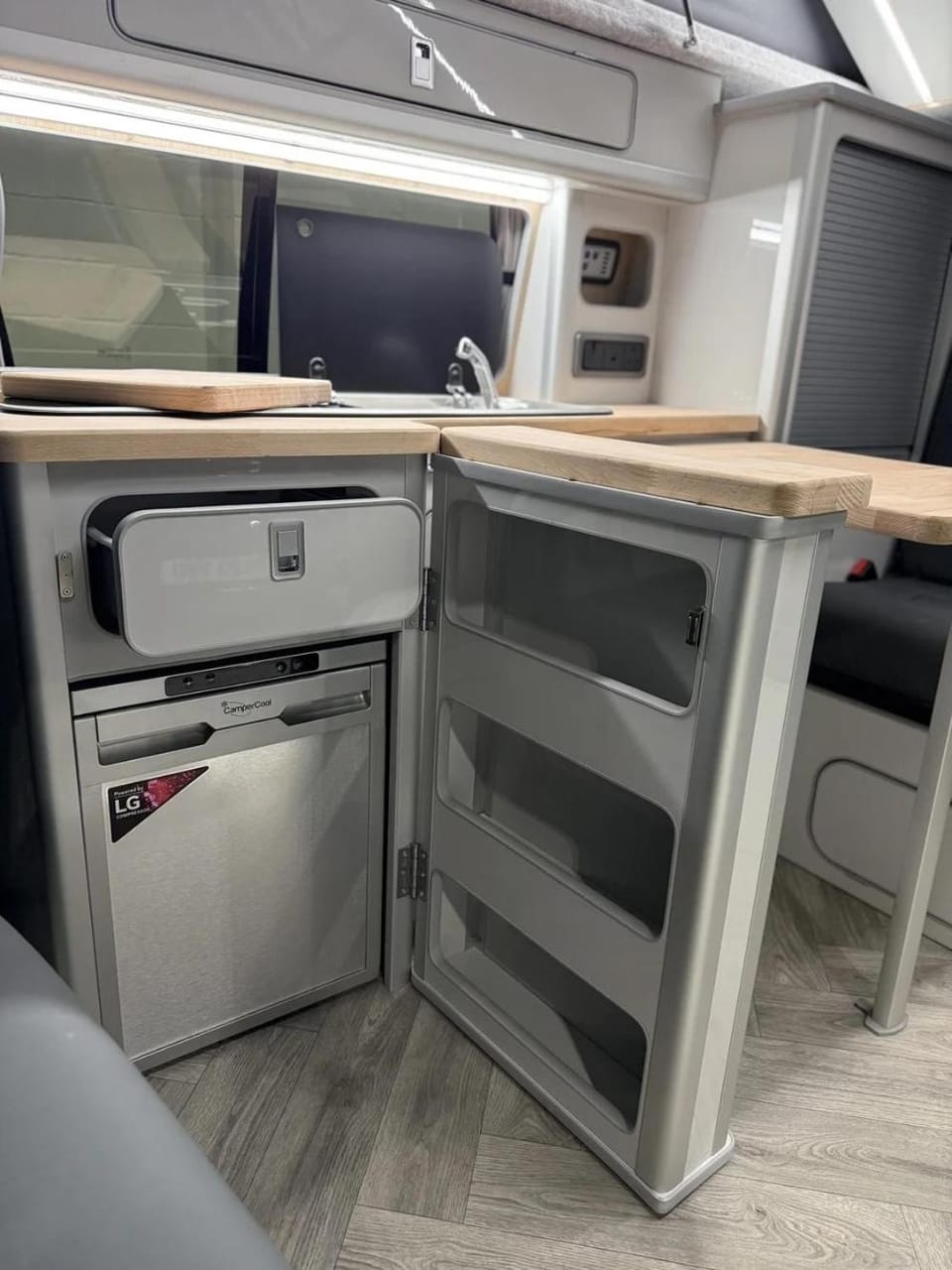 Kitchen or kitchenette, minibar