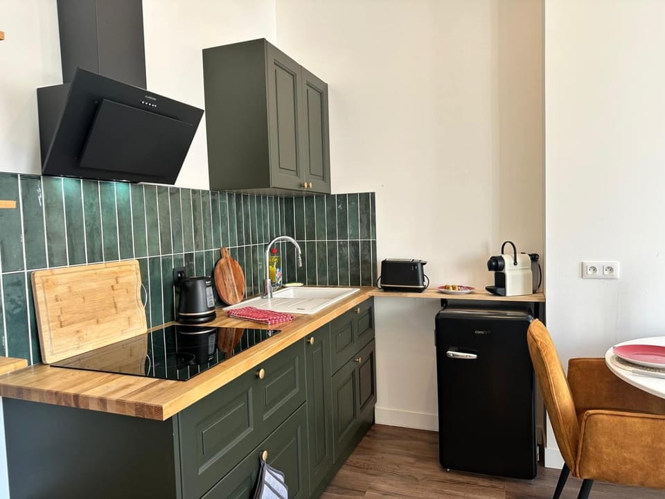 Coffee/tea facilities, Kitchen or kitchenette, Dining area, stove, toaster